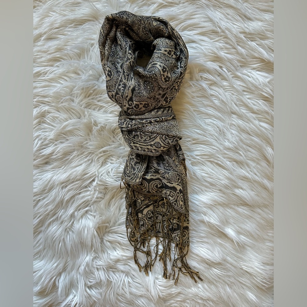 Soft patterned fringe scarf